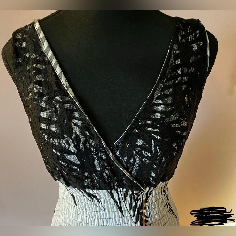 BNWT Beautiful Flowy B&W Maxi Dress size L - Picture 5 of 15